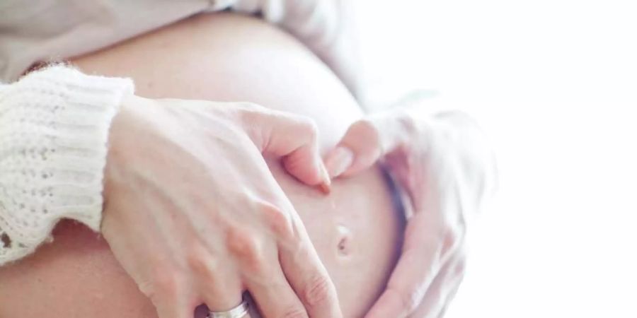 Laut Studien bringen Frauen, die sich mit Corona infiziert haben, ihre Kinder öfter früher zur Welt. Mehr Totgeburten oder Todesfälle bei Neugeborenen wurden bisher aber nicht festgestellt. Foto: Christin Klose/dpa-tmn