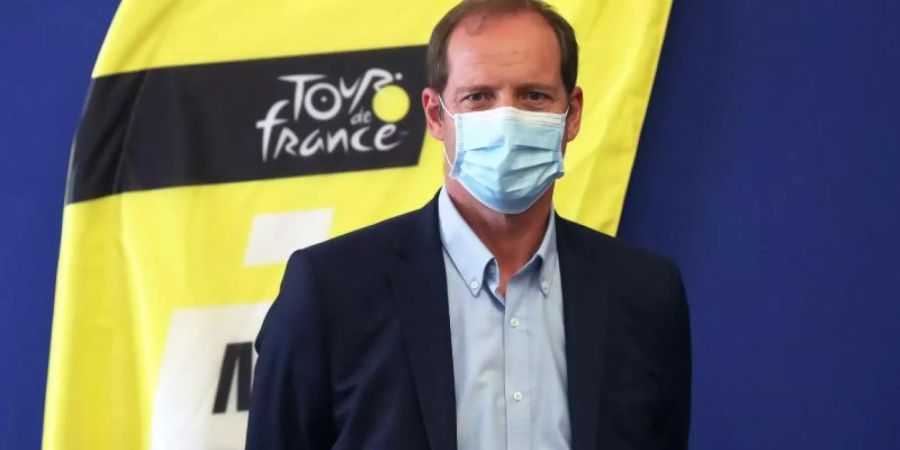 Christian Prudhomme, Direktor der Tour de France, trägt vorbildlich eine Maske. Foto: Valery Hache/AFP/AP/dpa