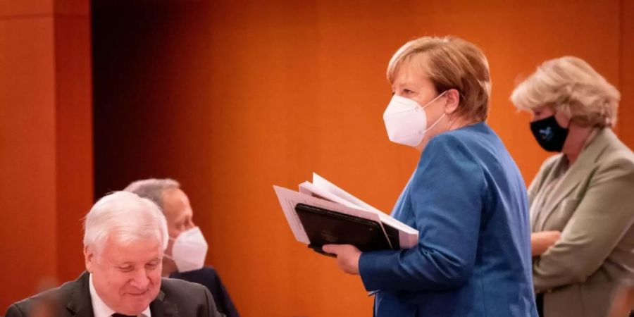 Regierungsmitglieder vor Beginn der Kabinettsitzung