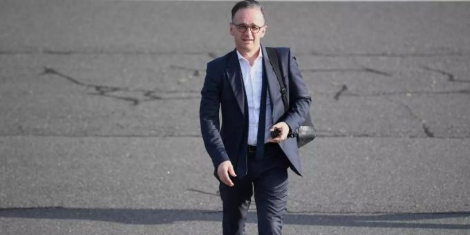 Der deutsche Aussenminister Heiko Maas (SPD) geht an Bord einer Maschine der Flugbereitschaft der Bundeswehr. Foto: Britta Pedersen/dpa-Zentralbild/dpa heiko maas