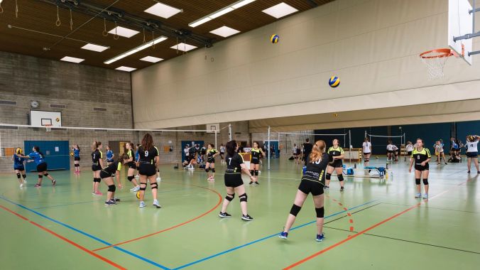 Aufwärmen vor dem Match. Auf drei Plätzen wird gespielt.