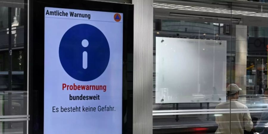 Probe-Entwarnung auf einer Werbetafel in Berlin