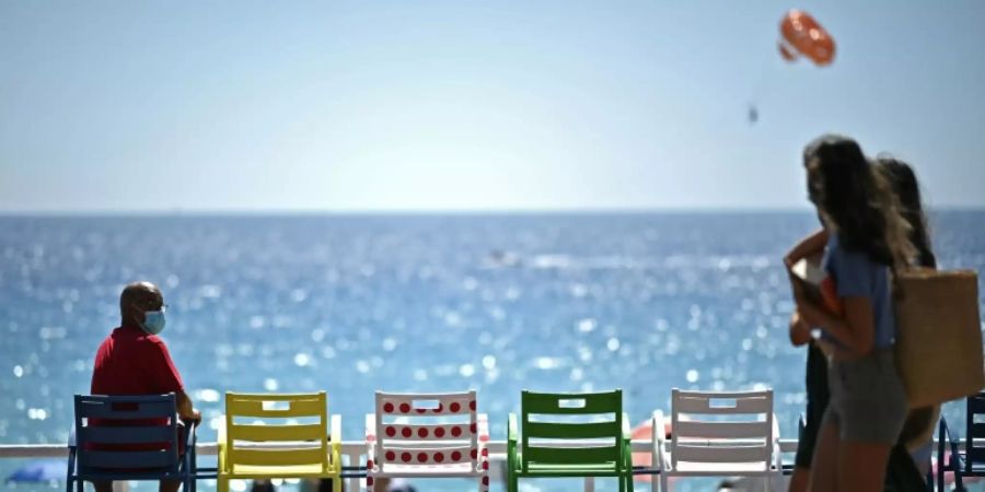 Menschen auf der Strandpromenade von Nizza