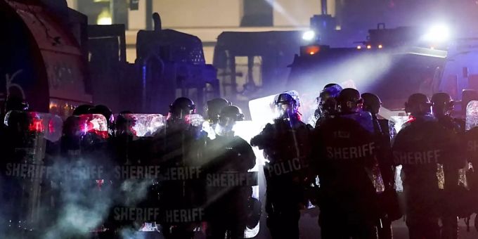 Polizeinsatz während der Proteste in Kenosha. Foto: Morry Gash/AP/dpa kenosha