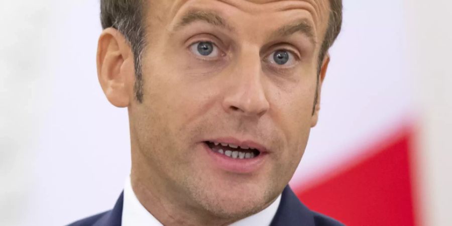 Emmmanuel Macron, Präsident von Frankreich, spricht bei einer Pressekonferenz. Foto: Mindaugas Kulbis/AP/dpa