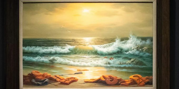 Ein Gemälde aus dem Triptychon mit dem Namen «Mediterranean Sea View 2017» des britischen Künstlers Banksy hängt im Auktionshaus Sotheby's. Banksy Werk