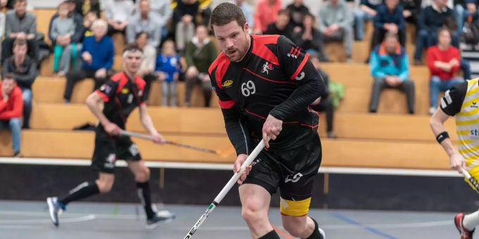 Simon Weder steht mit dem Unihockeyschläger für Unihockey Bassersdorf Nürensdorf (UBN) auf dem Feld. Simon Weder UBN