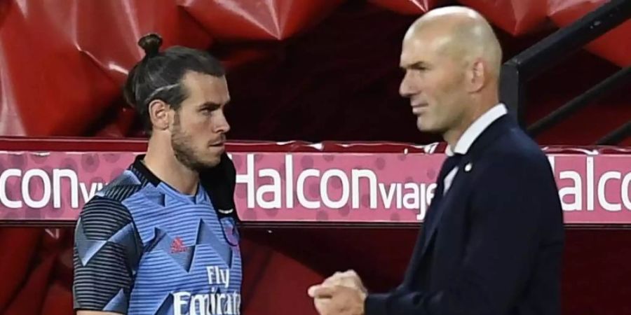 Real Madrids Trainer Zinedine Zidane (r) nimmt Gareth Bale nicht mit zum Rückspiel gegen Manchester City. Foto: Jose Breton/AP/dpa