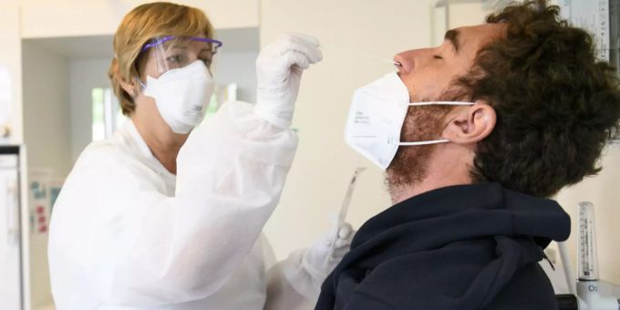 Bei einem Mann wird ein Coronavirus-Test durchgeführt. Coronavirus Test