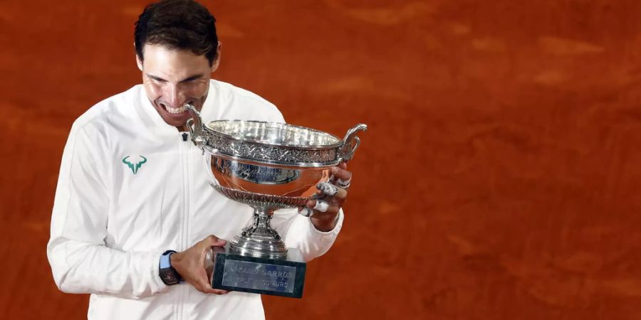 Rafael Nadal mit der Trophäe bei den French Open.