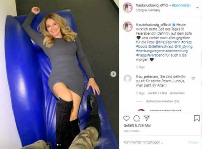 Frauke Ludowig räkelt sich auf dem Sofa. fraukd