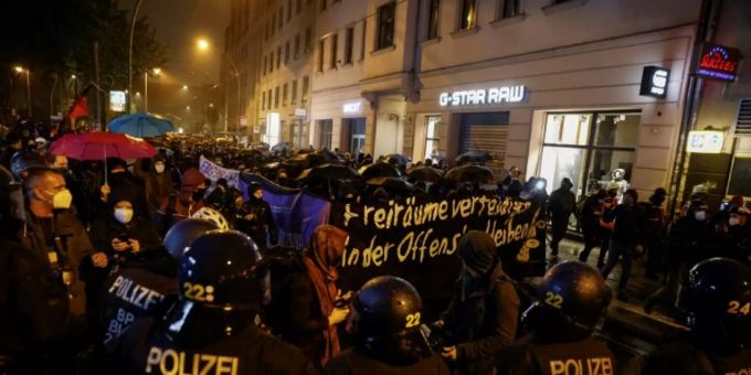 Kundgebung in Berlin-Mitte am Freitagabend Kundgebung in Berlin-Mitte am Freitagabend