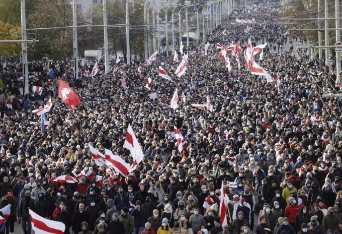 Tausende demonstrieren am Sonntag auf den Strassen von Minsk gegen Lukaschenko. Belarus Protest