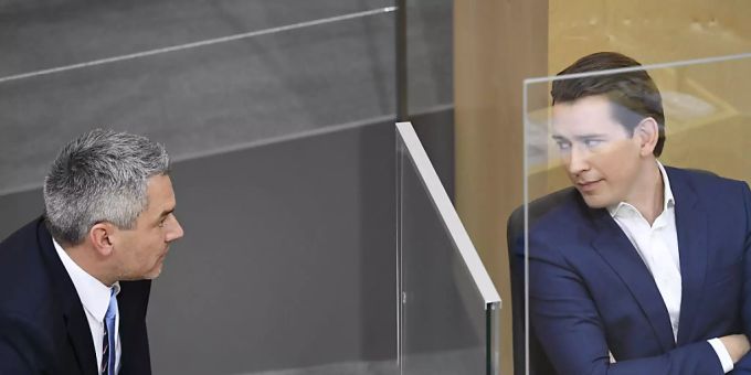 Getrennt durch eine Plexiglasscheibe, spricht Innenminister Karl Nehammer (l) bei der Sitzung des Nationalrats mit Bundeskanzler Sebastian Kurz. Foto: Robert Jaeger/APA/dpa Getrennt durch eine Plexiglasscheibe, spricht Innenminister Karl Nehammer (l) bei der Sitzung des Nationalrats mit Bundeskanzler Sebastian Kurz. Foto: Robert Jaeger/APA/dpa