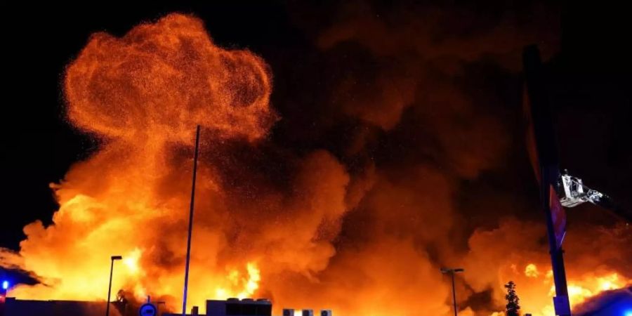 Der Supermarkt in Wendlingen steht in Flammen. Foto: Kohls/SDMG/dpa