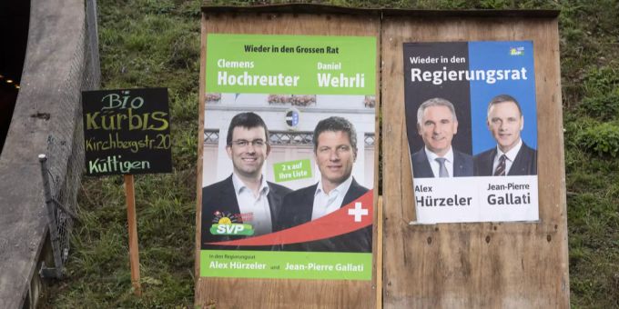 Wahlplakate zu den Gesamterneuerungswahlen des Regierungsrats und des Grossen Rats vom 18. Oktober im Kanton Aargau, aufgenommen am Mittwoch, 7. Oktober 2020, in der Nähe von Aarau. Wahlen Aargau Plakate SVP