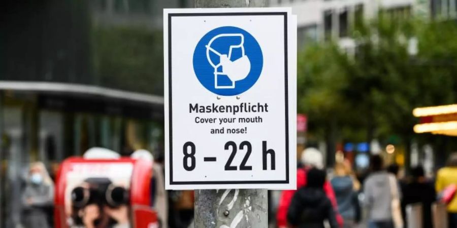 Die Haupteinkaufsstrasse Zeil in Frankfurt am Main: Es gilt Maskenpflicht beim Bummeln. Foto: Andreas Arnold/dpa