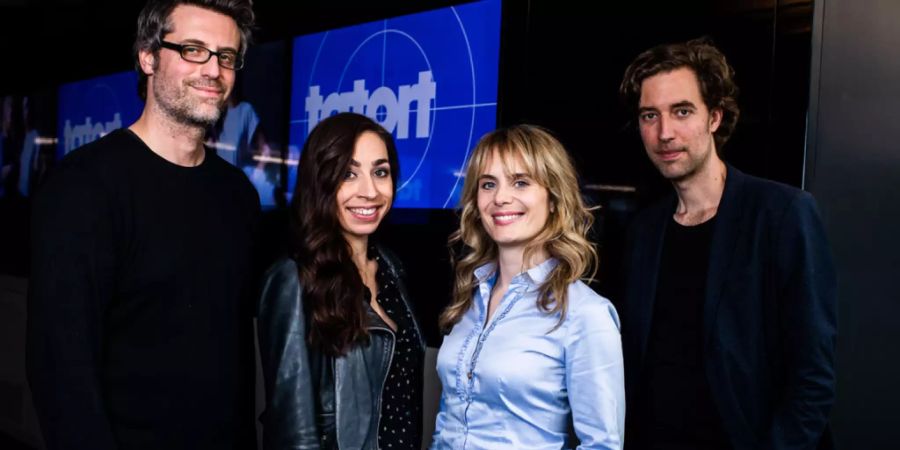 Die Drehbuchautoren Stefan Brunner, links, und Lorenz Langenegger, rechts, mit «ihrem»  neuen Zürcher «Tatort»-Team (Carol Schuler, 2.v.l. und Anna Pieri Zuercher, 2.v.r.).