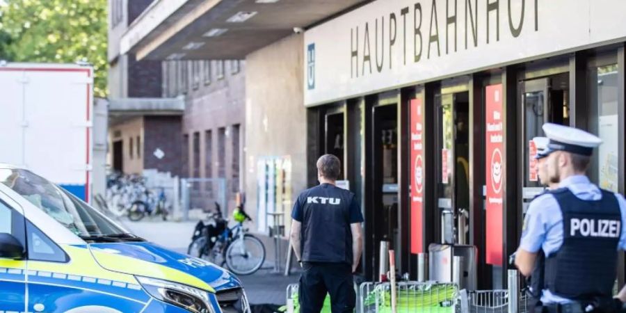 Einsatzkräfte der Polizei und der Kriminaltechnischen Untersuchung (KTU) vor dem Hauptbahnhof in Düsseldorf. Foto: Marcel Kusch/dpa