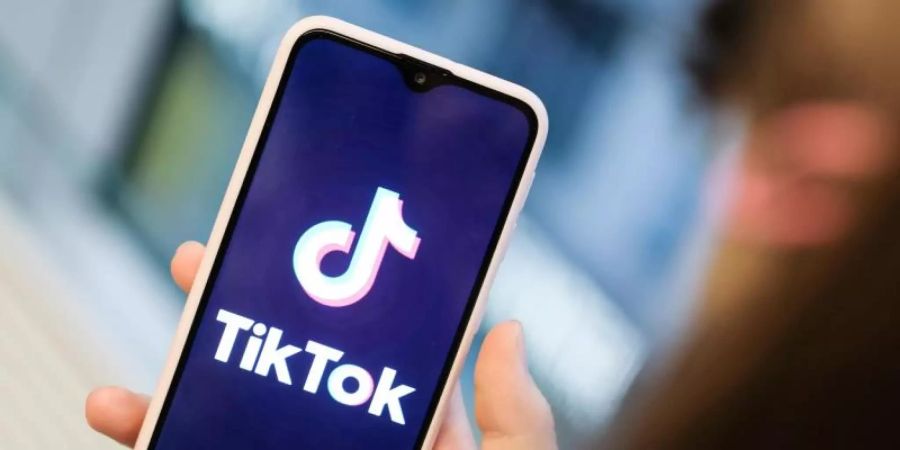 Die Kurzvideo-App TikTok ist vor allem bei Jugendlichen beliebt. Foto: Jens Kalaene/dpa-Zentralbild/dpa