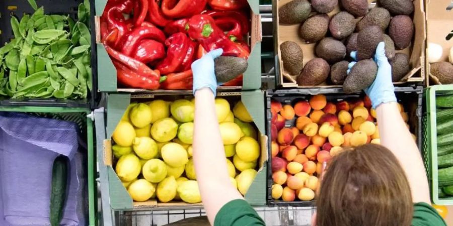 Hunderte solcher Kisten mit Bio-Produkten verschickt der Bio-Lieferant «Gemüsekiste» regelmässig an seine Kunden in der Region Hannover und Umgebung. Foto: Julian Stratenschulte/dpa