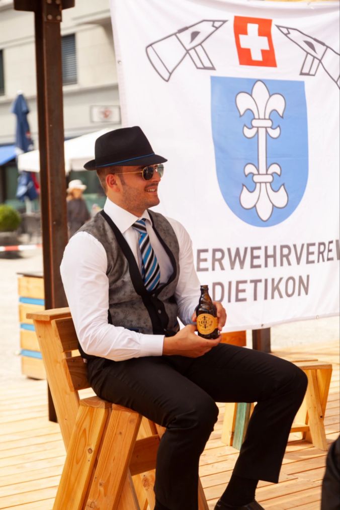 Die Stadtmusikanten geniessen noch ein Bier vor ihren Einsatz.