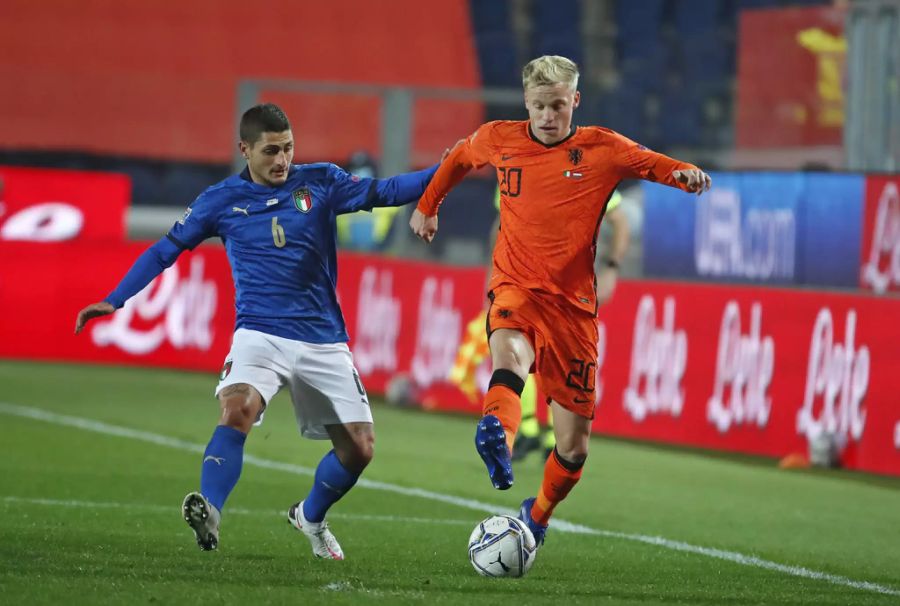 Hollands Donny van de Beek (r.) im Duell mit Italiens Marco Veratti (l.).