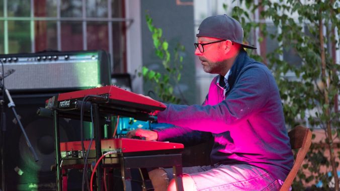 Keyboarder Henry Strongbox sorgt für atmosphärische Klänge.