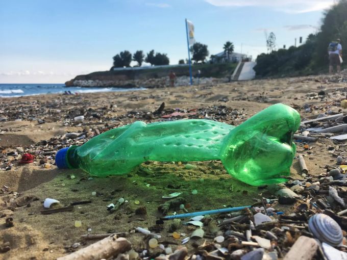 Ein Sandstrand bei Avola in Sizilien überschwemmt mit vielen kleinen und kleinsten Plastikteilchen. Plastikmüll