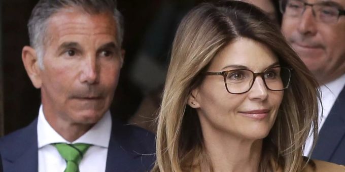 Lori Loughlin Gefängnis: Die Schauspielerin und ihr Mann Mossimo Giannulli, Modedesigner, verlassen das Bundesgericht in Boston. Lori Loughlin