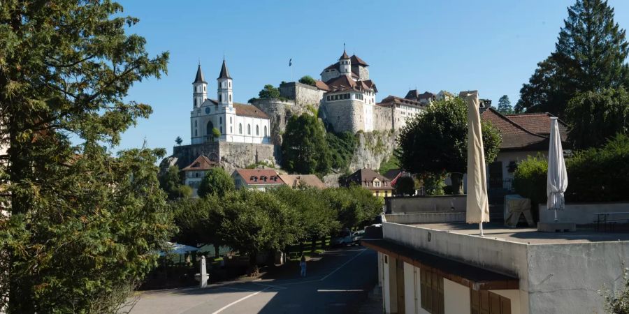 Die reformierte Stadtkirche mit der Festung in Aarburg.