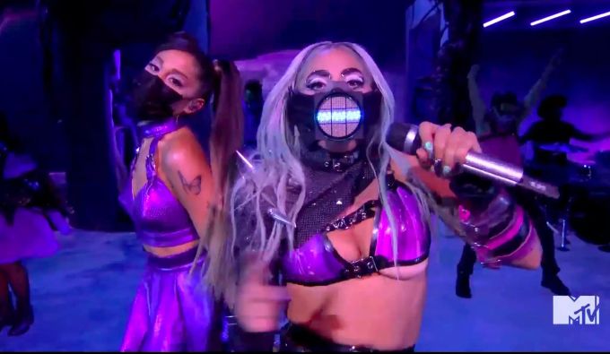 Dieses von MTV zur Verfügung gestellte Videostandbild zeigt Ariana Grande (l) und Lady Gaga, die während der MTV Video Music Awards den Song «Rain On Me» aufführen. Foto: Uncredited/MTV/AP/dpa MTV Video Music Awards