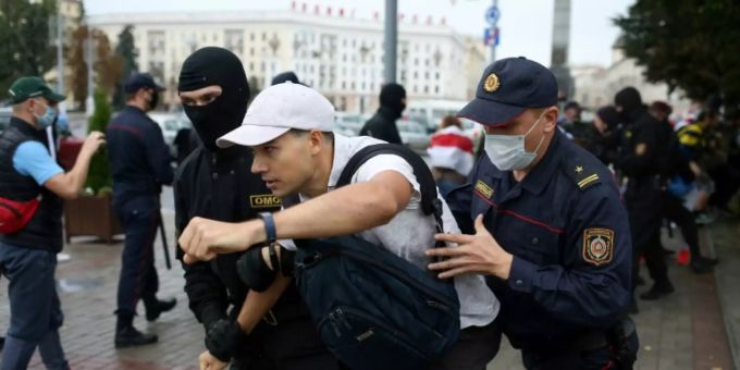 Polizisten nehmen Demonstranten in Minsk fest Polizisten nehmen Demonstranten in Minsk fest