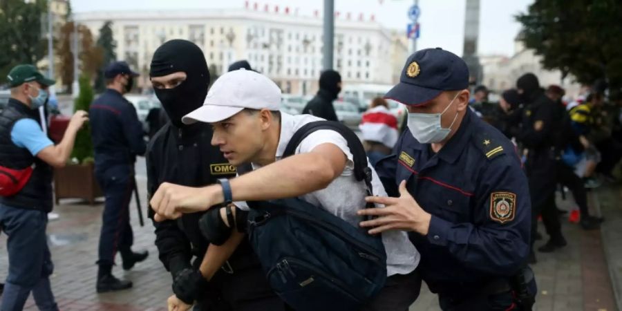 Polizisten nehmen Demonstranten in Minsk fest