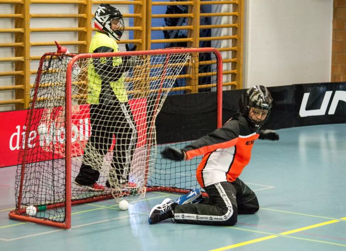 Der Goalie hütet sein Tor mit vollem Einsatz. UHC Wild Tigers