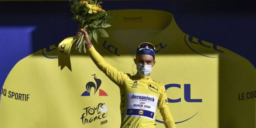 Julian Alaphilippe trägt bei der Tour de France weiter das Gelbe Trikot. Foto: Anne-Christine Poujoulat/AFP Pool/AP/dpa