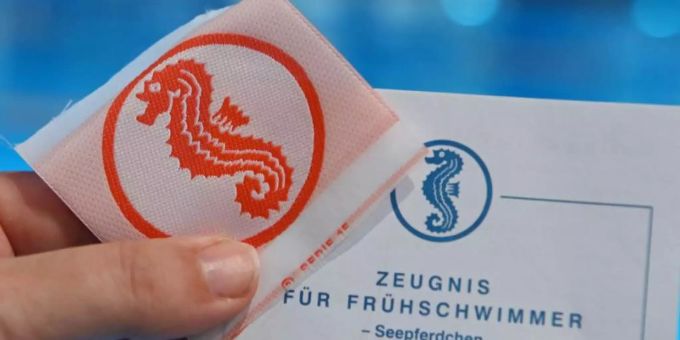 Das «Seepferdchen» gehört zu den Verdiensten eines Schwimmkurses. (Symbolbild) Schwimmabzeiche