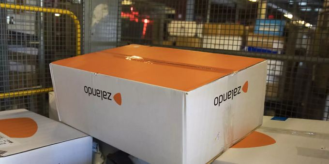 Der Onlinehändler Zalando verkauft neu auch Second-Hand-Kleider. Ab sofort können Kunden in Deutschland und Spanien und später in vier weiteren Ländern von diesem Angebot profitieren. Ob «Pre-owend» auch in der Schweiz lanciert wird, ist noch offen.(Archivbild) Der Onlinehändler Zalando verkauft neu auch Second-Hand-Kleider. Ab sofort können Kunden in Deutschland und Spanien und später in vier weiteren Ländern von diesem Angebot profitieren. Ob «Pre-owend» auch in der Schweiz lanciert wird, ist noch offen.(Archivbild)