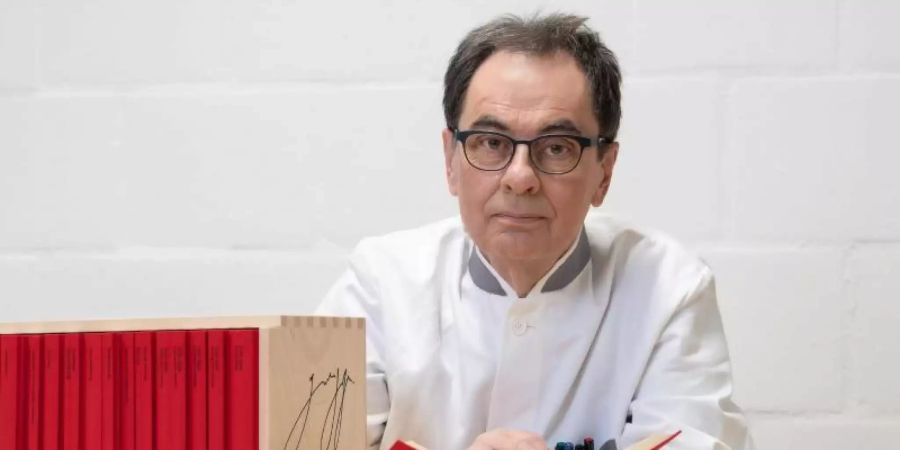 Verleger Gerhard Steidl präsentiert die Neue Göttinger Ausgabe. Foto: Swen Pförtner/dpa
