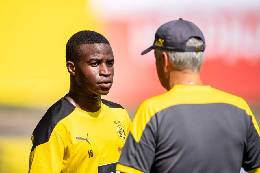 Youssoufa Moukoko erhält im Training Anweisungen von Trainer Lucien Favre.