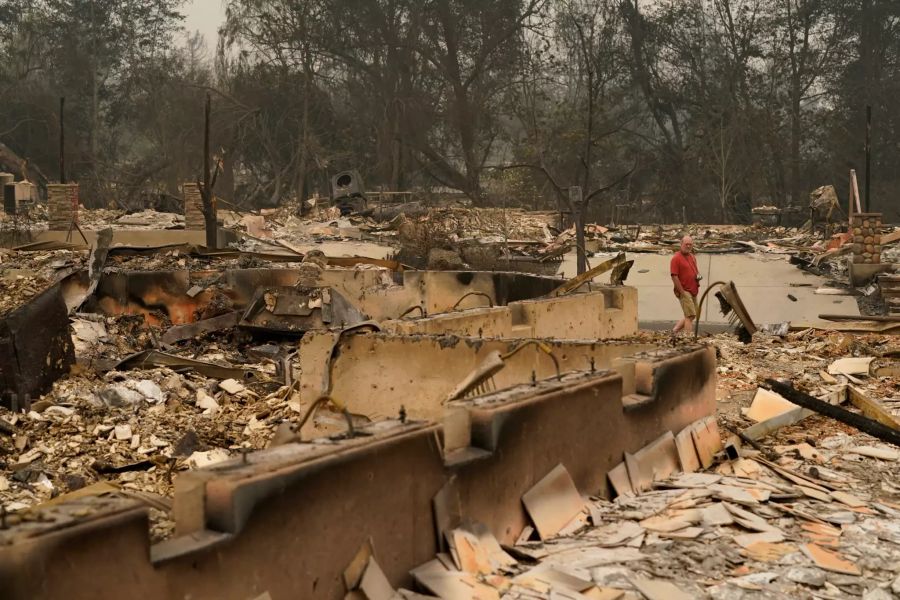 Ein Mann geht durch die Trümmer eines Stadtviertels in Talent, Oregon, das bei den verheerenden Waldbränden in den USA durch das sogenannte Almeda-Feuer zerstört wurde.