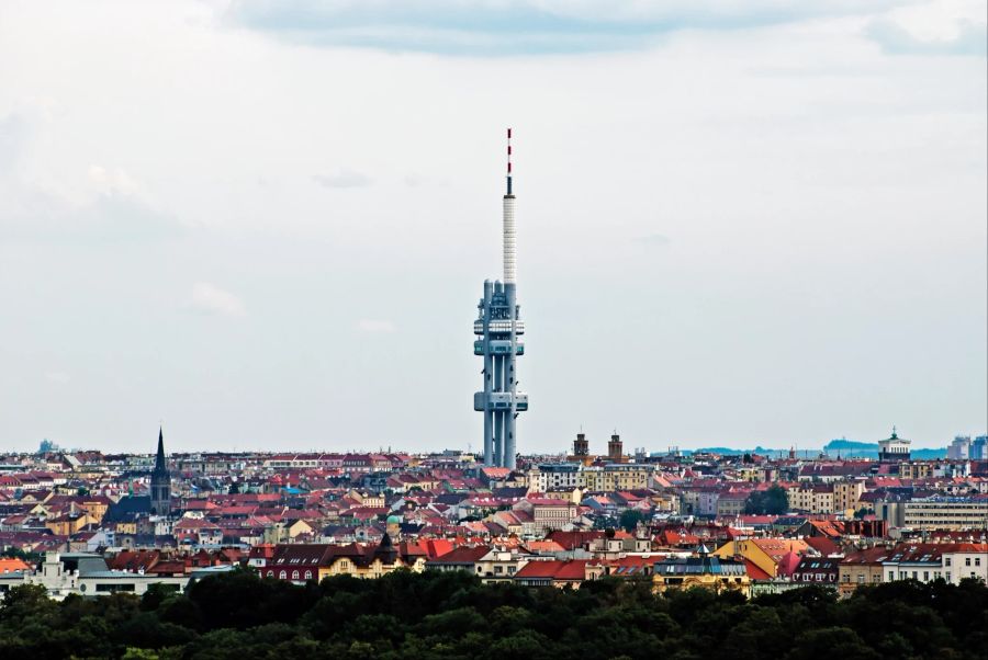 Der Žižkov Fernsehturm ragt hoch über die tschechische Hauptstadt.