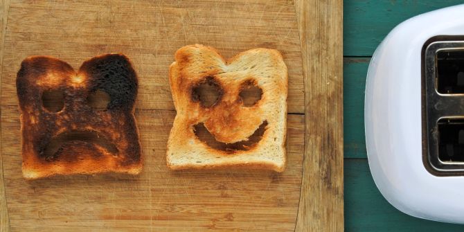 Verbrannter Toast mit Gesichtern