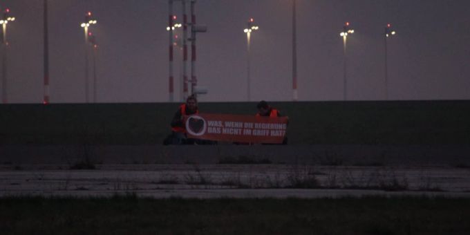 Landebahn besetzt - Aktivisten legen Berliner Flughafen kurzzeitig lahm