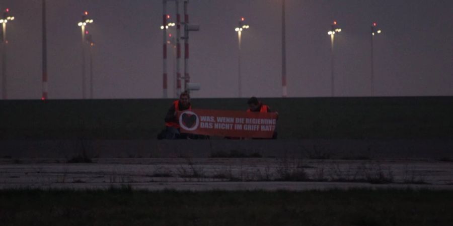 Klimaaktivisten der Gruppe «Letzte Generation» blockierten vor einigen Tagen den Berliner Flughafen BER.