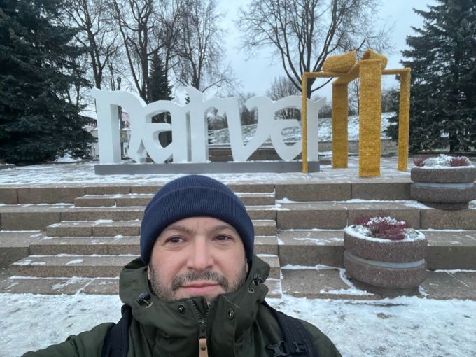 Brian Stern, Co-Gründer von Project Dynamo, in Estland. Er half, die Babys der Leihmutter aus dem Ukraine-Krieg zu vermitteln. Dynamo
