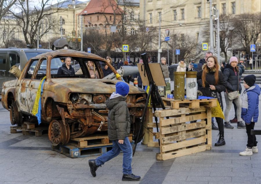 Ukrainer begutachten am 3. Januar ein russisches Auto-Wrack in der Stadt Bachmut.