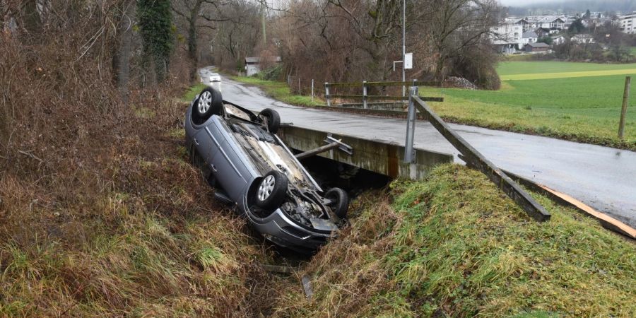 Zizers: Auto überschlägt sich in Bachbett