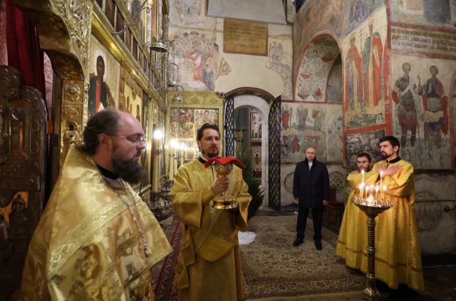 Putin lauscht der Zeremonie orthodoxer Priester in der Mariä-Verkündigungs-Kathedrale in Moskau.