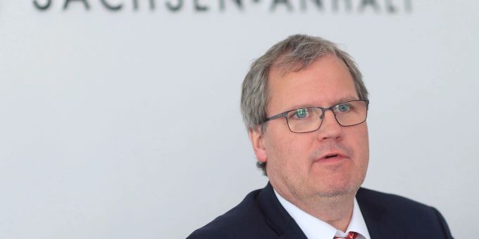 Jens Bullerjahn (SPD). Jens Bullerjahn (SPD).